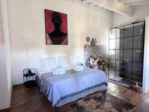 a bedroom with a bed and a painting on the wall at Les Cailloux Dorés in Massillargues-Attuech