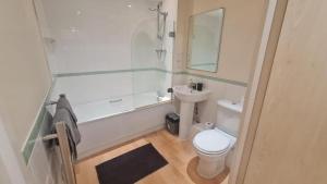 Ванна кімната в Modern Apartment in London