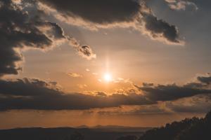 einen Sonnenuntergang mit der Sonne, die durch die Wolken schwenkt in der Unterkunft Masseria Del Bosco - Podere Palazzone in Chianciano Terme