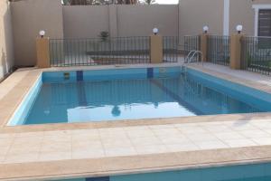 una piscina con suelo de baldosa y una piscina en شاليه سبع نجوم, en Al Bukayriyah
