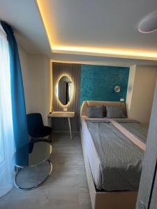 Habitación de hotel con cama y espejo en Square Vanilla Boutique Apart-Hotel en Skopie