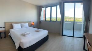 Atom Phuket Hotel -SHA Plus客房内的一张或多张床位