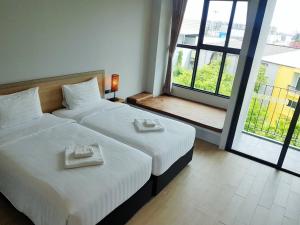 Atom Phuket Hotel -SHA Plus客房内的一张或多张床位
