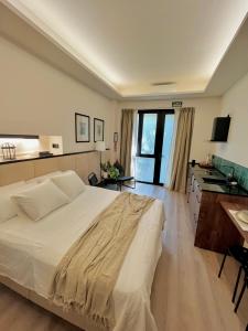 a large bedroom with a large bed and a kitchen at RentAdore Retiro Studio in Madrid