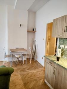 uma cozinha e sala de jantar com mesa e cadeiras em Cosy warm apartment in the heart of Prague. em Praga