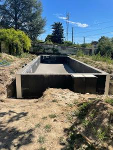 a large concrete pit in the middle of a field at LA VILLA JEANNE in Bourré