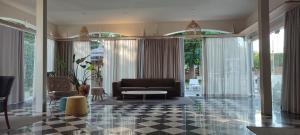 Hotel & Restaurant Figueres Parc的休息区