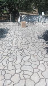 een stoel op een stenen patio bij Interno2 in Diano Marina