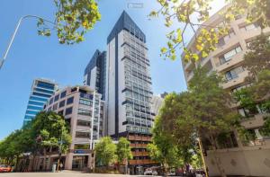 un edificio alto en medio de una ciudad en Apartment with Brilliant views in Auckland CBD, en Auckland