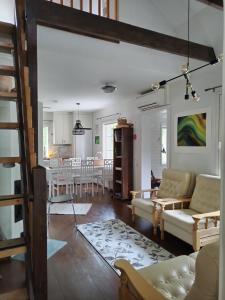 ein Wohnzimmer mit einem Sofa und einem Tisch in der Unterkunft Villa Koskikorento in Kannus