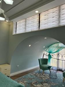 ein Schlafzimmer mit einem Bett, einem Stuhl und einem Fenster in der Unterkunft Отель РАЗАМ in Bosteri