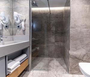 y baño con ducha y lavamanos. en Hotel Villa Zurich, en Estambul