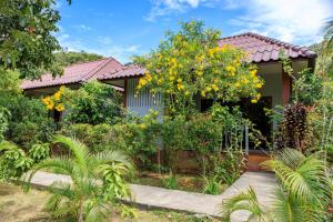 Taman di luar Bang Po Garden