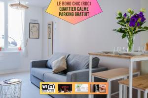 - un salon avec un canapé bleu et une table dans l'établissement Ask Home - Le Boho Chic & Le Dandy, à Valenciennes