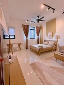 um quarto com uma cama e uma ventoinha de tecto em Cozy & Homely Chambers KL@3 Mins Walking Distance to LRT & Monorail em Kuala Lumpur