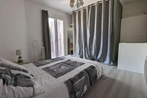 Un dormitorio con una cama grande y una ventana en RavissantT2 indépendant 4 p/ 3 lits park et patio, en Saint-Sever