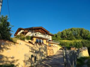 a house on the side of a hill at La collina in Tagliacozzo