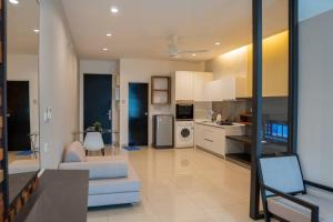 een keuken en een woonkamer met een bank in de kamer bij Premium Studio/C13 City View@1-2 Pax in Johor Bahru