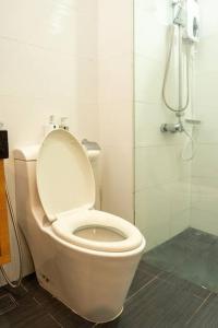 een wit toilet in een badkamer met een douche bij Premium Studio/C13 City View@1-2 Pax in Johor Bahru