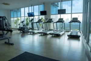 een fitnessruimte met een stel loopbanden in een gebouw bij Premium Studio/C13 City View@1-2 Pax in Johor Bahru