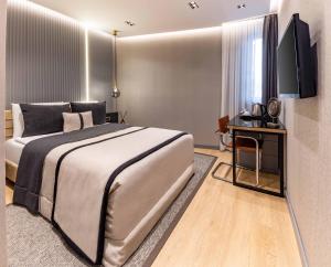 イスタンブールにあるホテル ヴィラ チューリッヒのベッドルーム(大型ベッド1台、テレビ付)