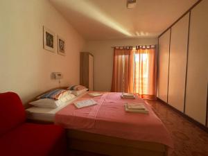 Postel nebo postele na pokoji v ubytování Apartmani Ira