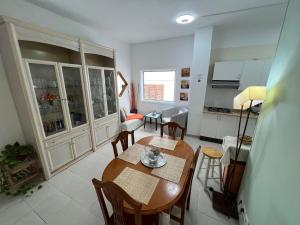 Rustic apartment close to the beach of Alcalá! في ألكالا: مطبخ وغرفة طعام مع طاولة وكراسي