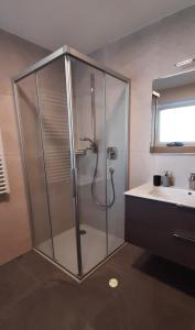 uma casa de banho com um chuveiro e um lavatório. em Residence Maximilian em Vipiteno