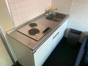 東京にあるTokyo Stay Shinjuku --Kitchen-dining-2room--の小さなキッチン(コンロ、シンク付)