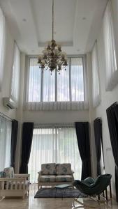 Posezení v ubytování 4BR Private Villa with Pool in the Heart of city