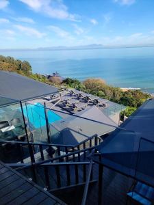een balkon met uitzicht op de oceaan bij Bikini Beach Manor in Gordonsbaai