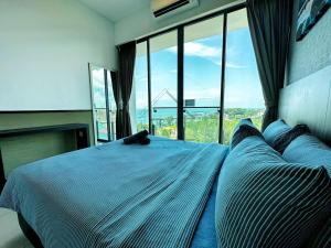 Postel nebo postele na pokoji v ubytování PD D’Wharf Seaview & Sunset Suite (Up to 6 Pax)