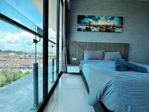 Postel nebo postele na pokoji v ubytování PD D’Wharf Seaview & Sunset Suite (Up to 6 Pax)