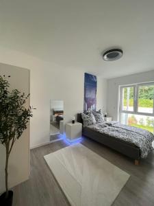 Luxuriöses Apartment,Neubau, 4 Personen, Parkplatz, Griechischer Stil في بوخوم: غرفة نوم بيضاء بها سرير ونافذة