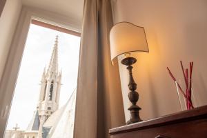 una lámpara sentada en una mesa frente a una ventana en Cosy Moods, en Trieste
