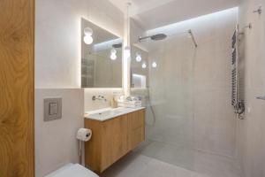 ein Badezimmer mit Toilette, Waschbecken und Dusche in der Unterkunft Metro Kabaty Elegant Apartment by BookingHost in Warschau + 36 Fotos