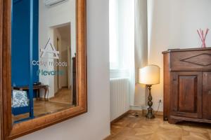 un espejo en una pared junto a una lámpara en Cosy Moods, en Trieste