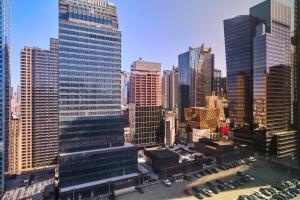 Blick auf eine Stadt mit vielen hohen Gebäuden in der Unterkunft Delta Hotels by Marriott New York Times Square in New York