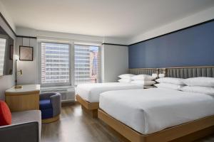 Una cama o camas en una habitación de Delta Hotels by Marriott New York Times Square