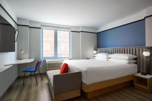Una cama o camas en una habitación de Delta Hotels by Marriott New York Times Square