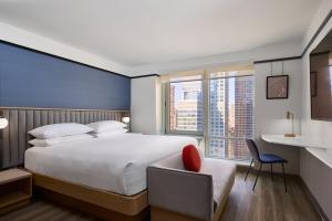 Una cama o camas en una habitación de Delta Hotels by Marriott New York Times Square