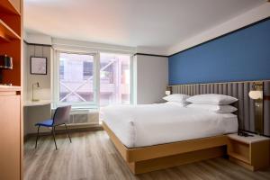 Una cama o camas en una habitación de Delta Hotels by Marriott New York Times Square