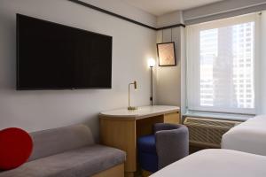 Una cama o camas en una habitación de Delta Hotels by Marriott New York Times Square