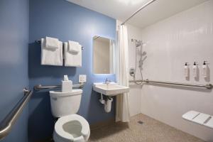Un baño de Delta Hotels by Marriott New York Times Square