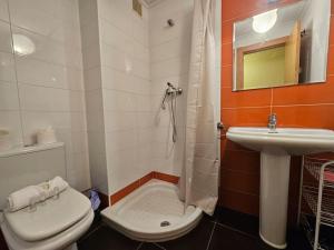 y baño con aseo y lavamanos. en 1A106 Amplio y cómodo apartamento, en Gijón