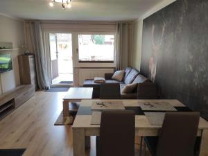 una sala de estar con un sofá y una mesa en Gästehaus Harzklause 1, en Sieber