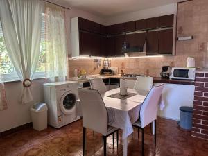 Kuchyň nebo kuchyňský kout v ubytování Apartmani Ira + 11 fotografií