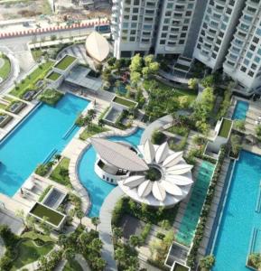 una vista aerea di un resort con 2 piscine di SG Luxury Condo.(Teega @ Puteri harbor) a Nusajaya
