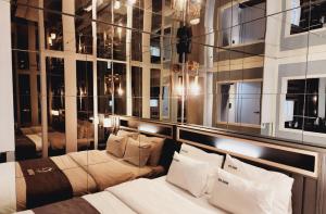 een kamer met 2 bedden en een grote spiegel bij Hotel Duruwa Main Building in Incheon