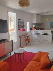 un soggiorno con divano e una cucina di Superbe T3 terrasse avec vue Centre historique a Montpellier
